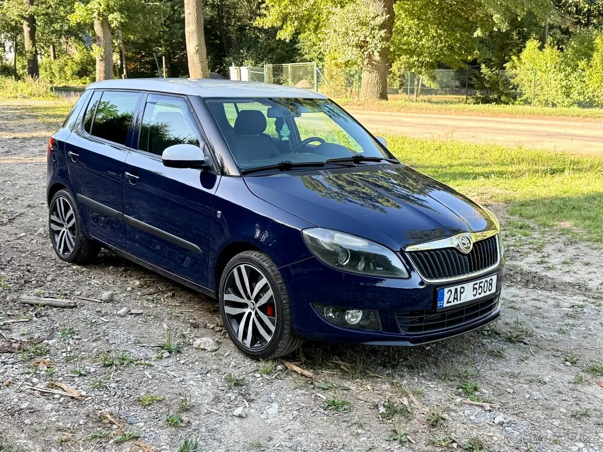 Skoda Fabia 2011 photo 2