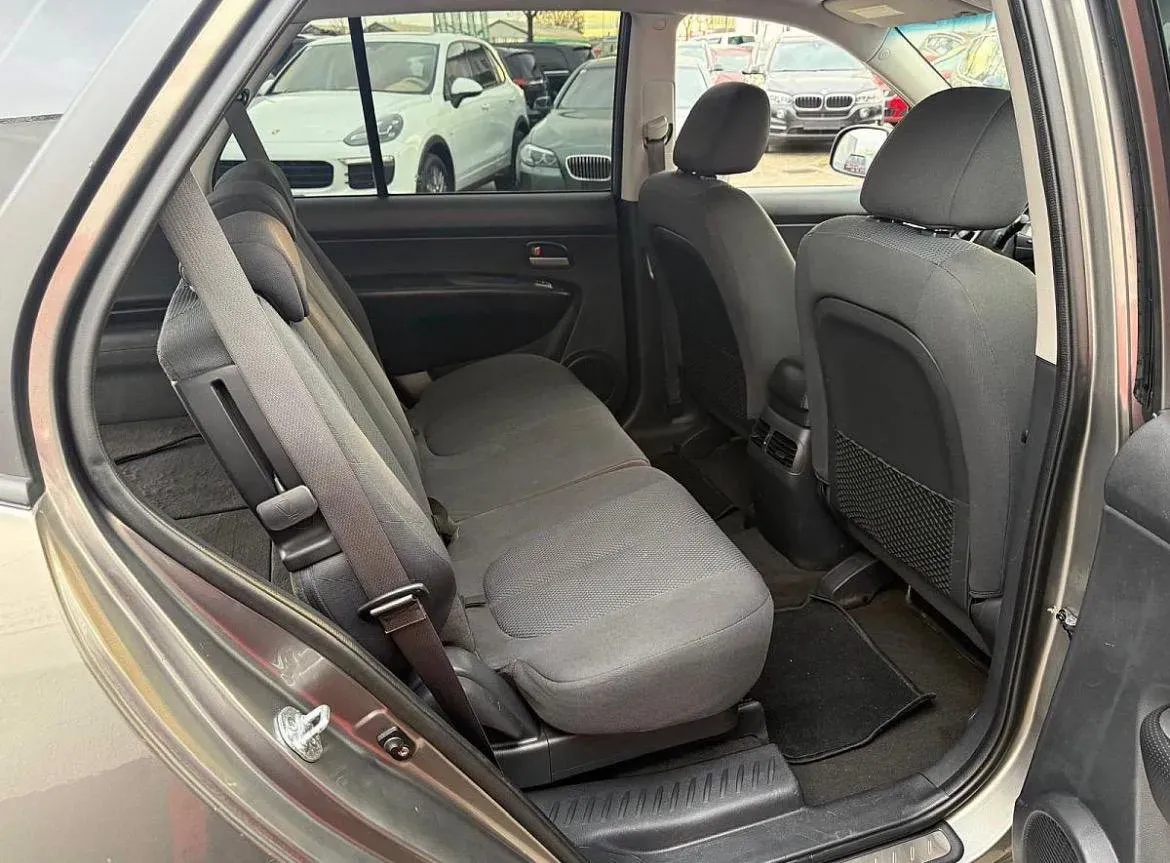 Kia Carens 2010 photo 2