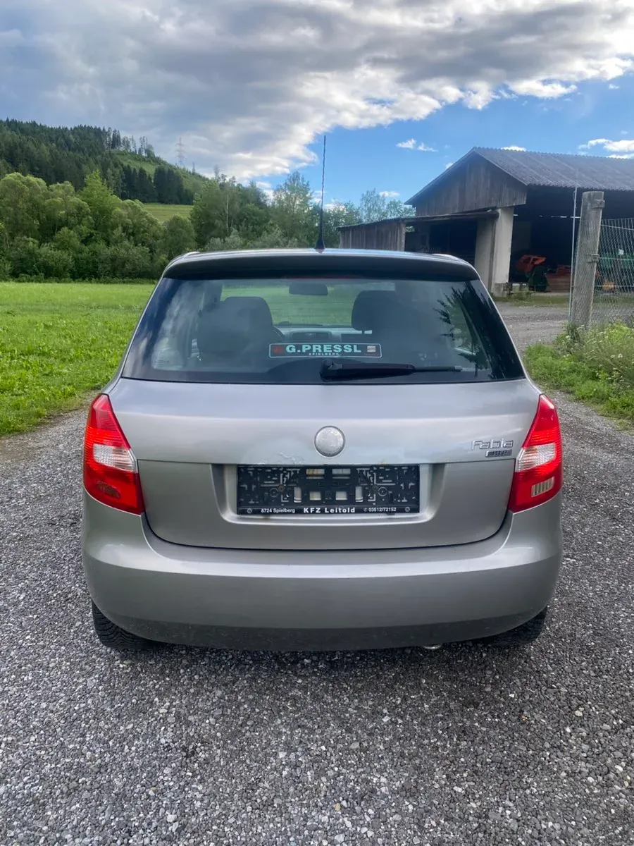 Skoda Fabia 2009 photo 2