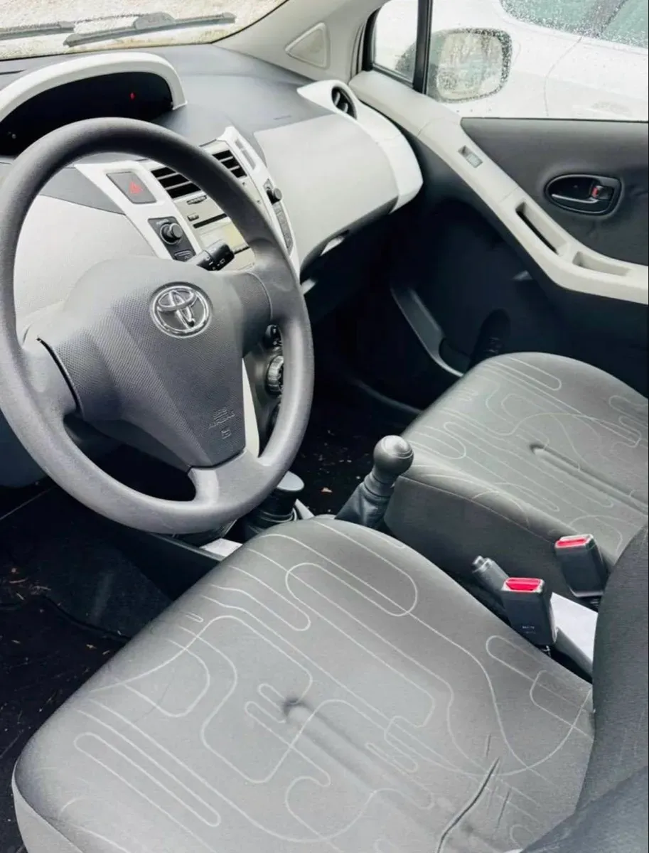 Toyota Yaris 2009 photo 2