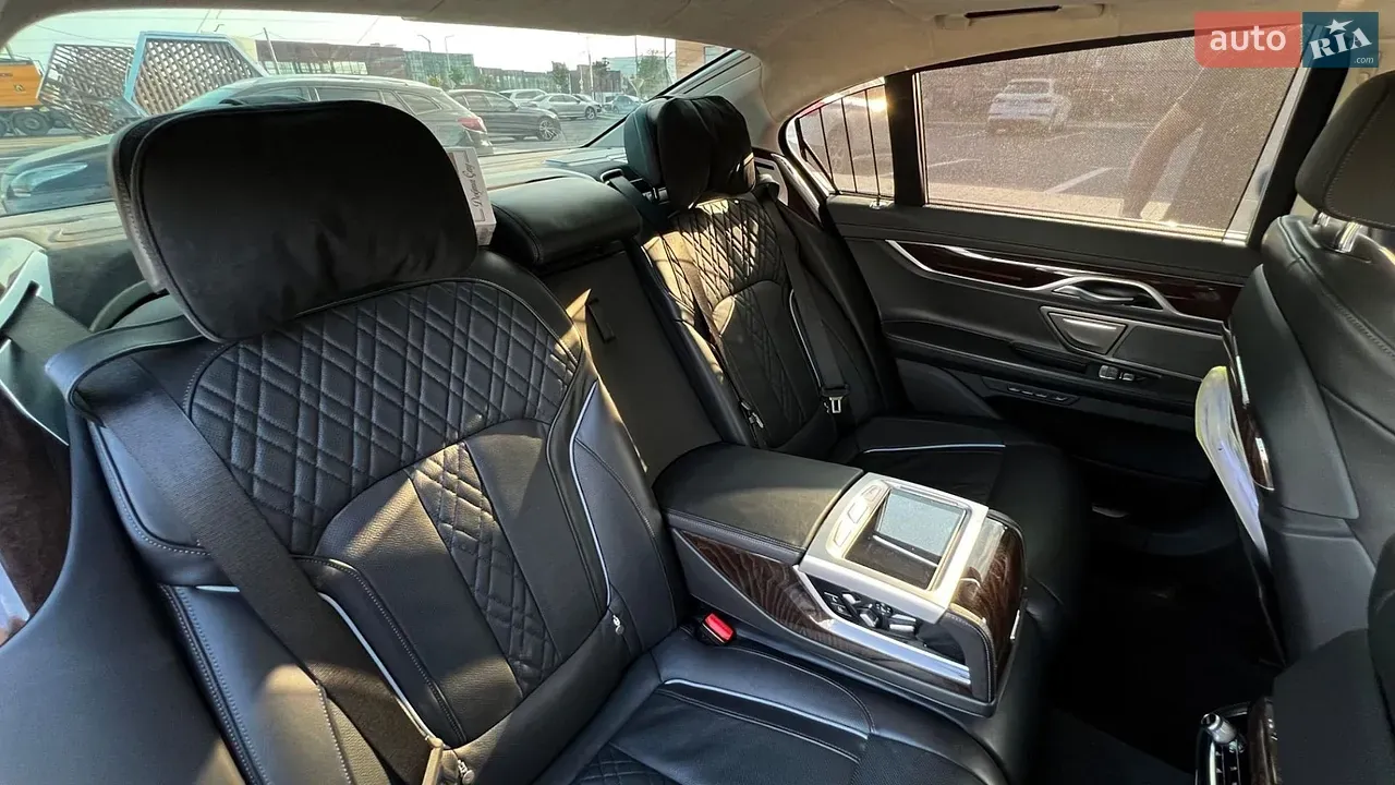 BMW 7 Series 2020 photo 2