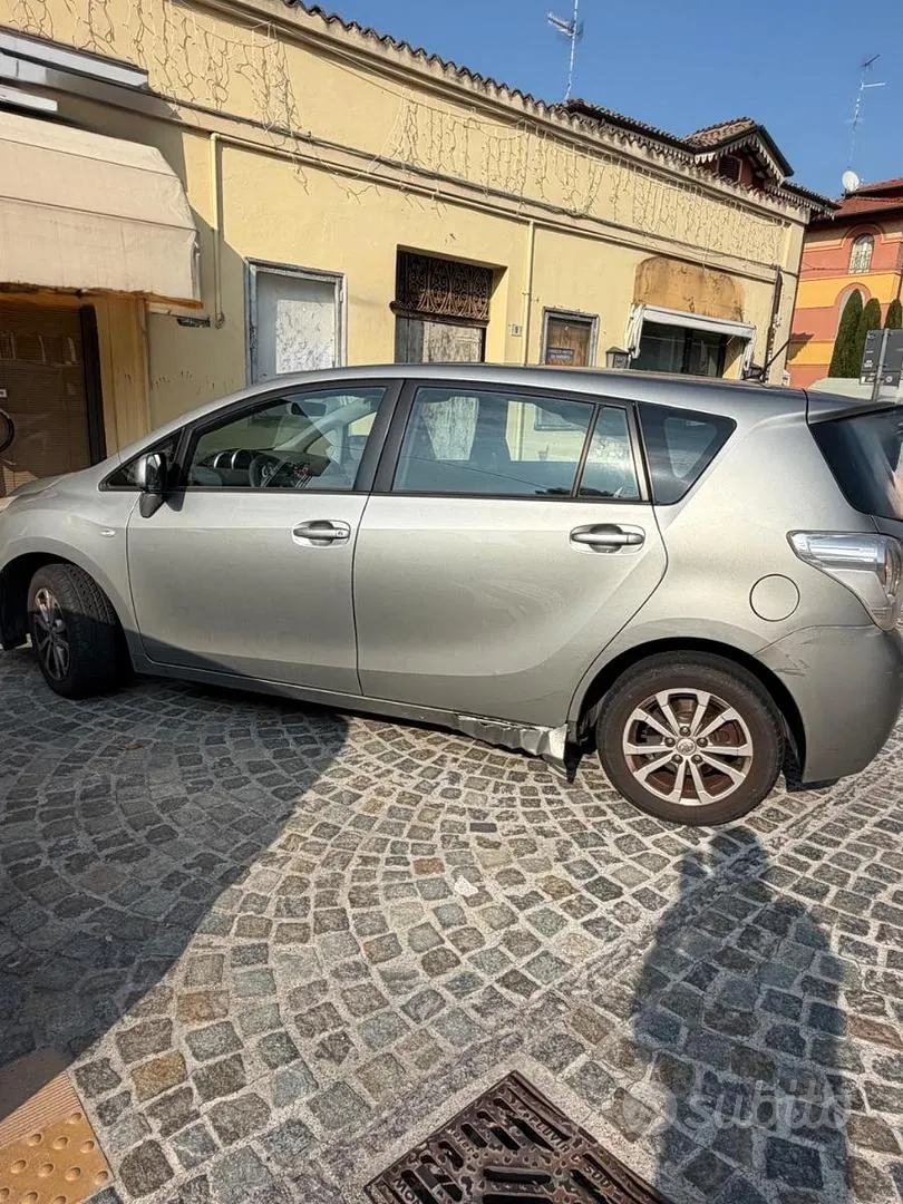 Toyota Verso 2011 photo 2