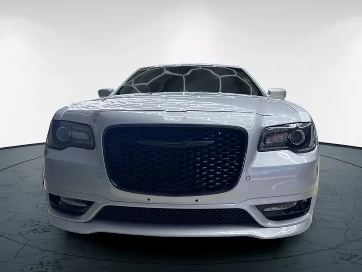 Chrysler 300 2022 photo 2