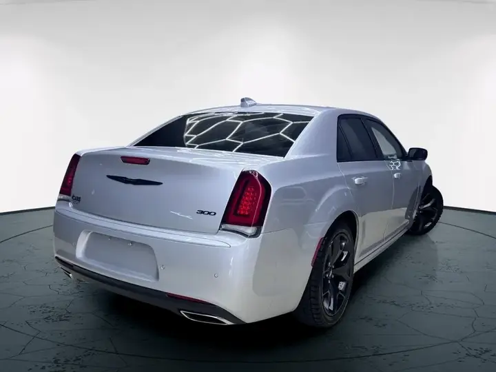 Chrysler 300 2022 photo 4