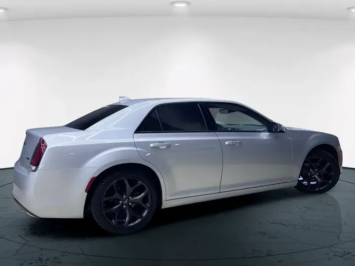 Chrysler 300 2022 photo 3
