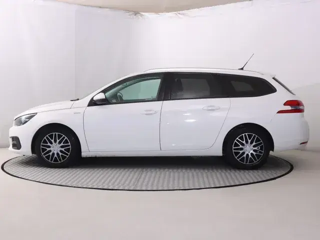 Peugeot 308 2019 photo 2