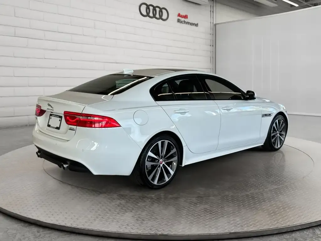 Jaguar Xe 2018 photo 5