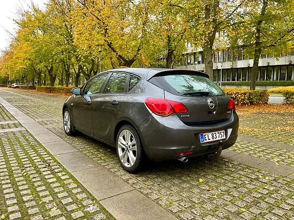 Opel Astra 2010 photo 2