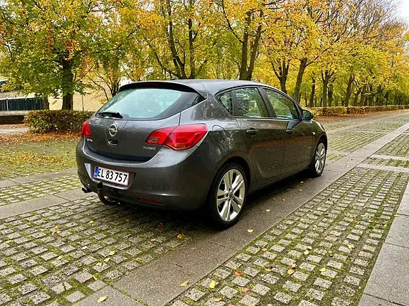 Opel Astra 2010 photo 4