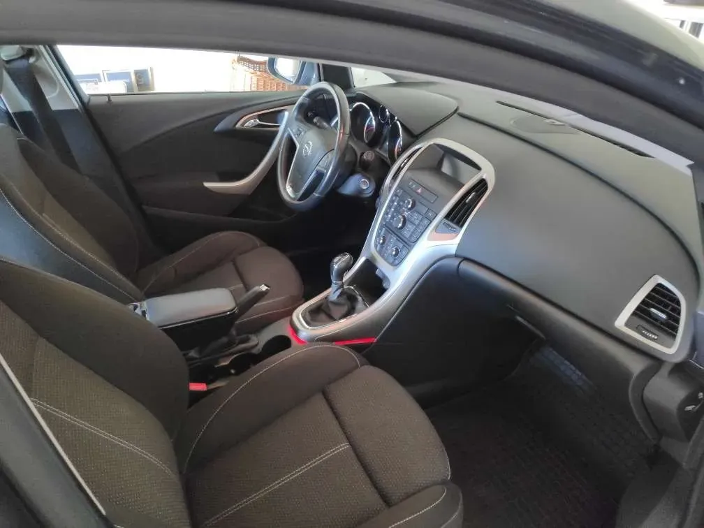 Opel Astra 2010 photo 3