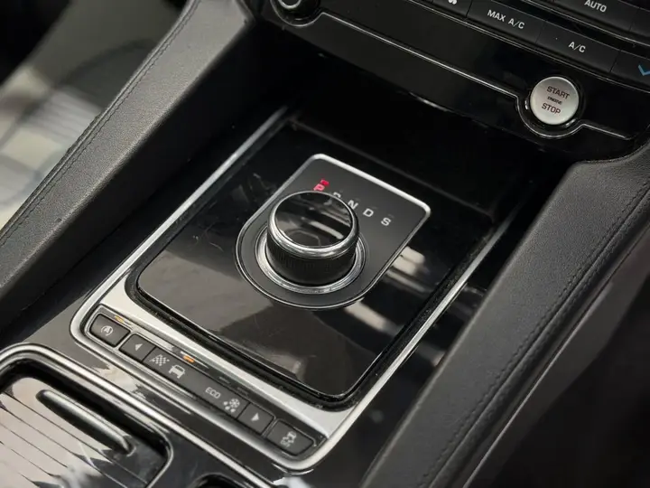 Jaguar F-Pace 2016 photo 2