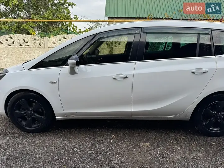 Opel Zafira Tourer 2012 photo 2