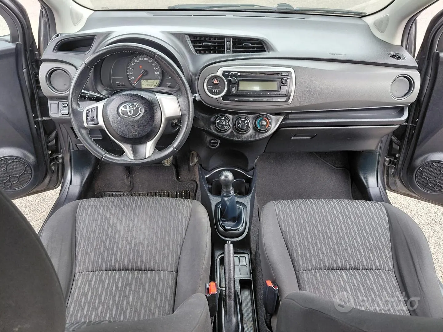 Toyota Yaris 2012 photo 5