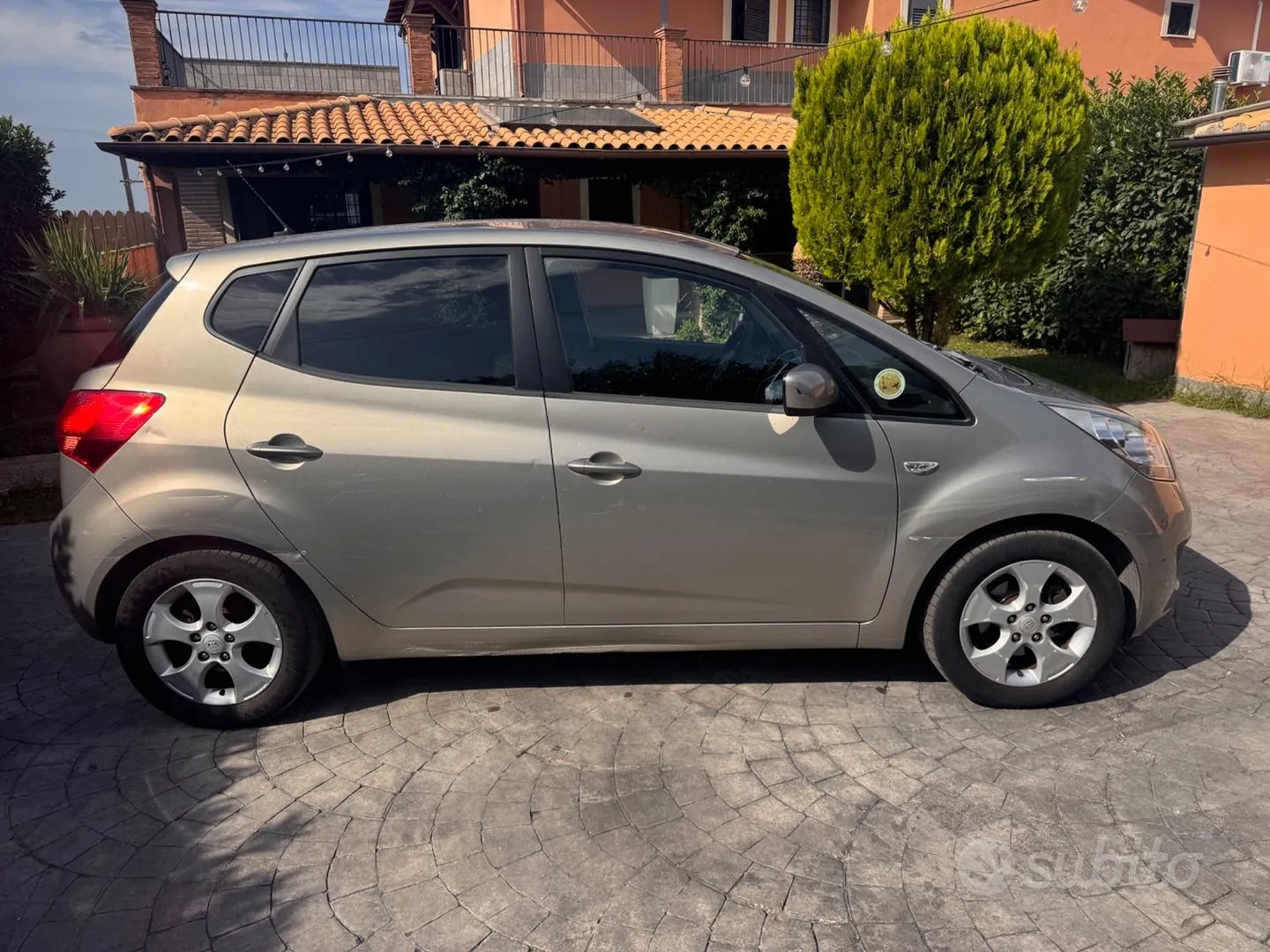Kia Venga 2012 photo 3
