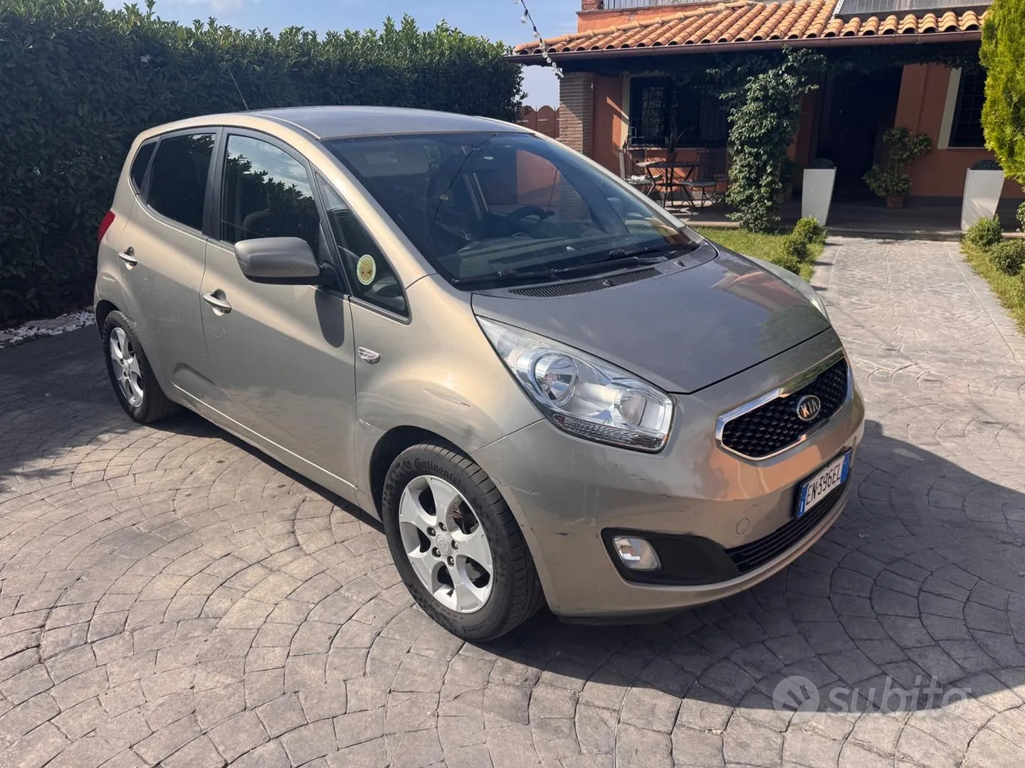 Kia Venga 2012 photo 2