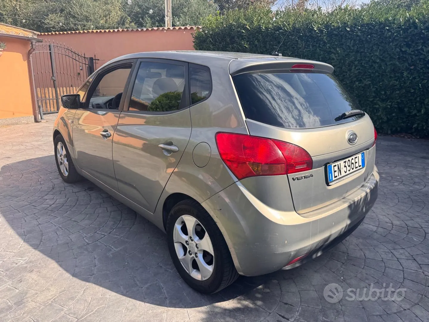 Kia Venga 2012 photo 5