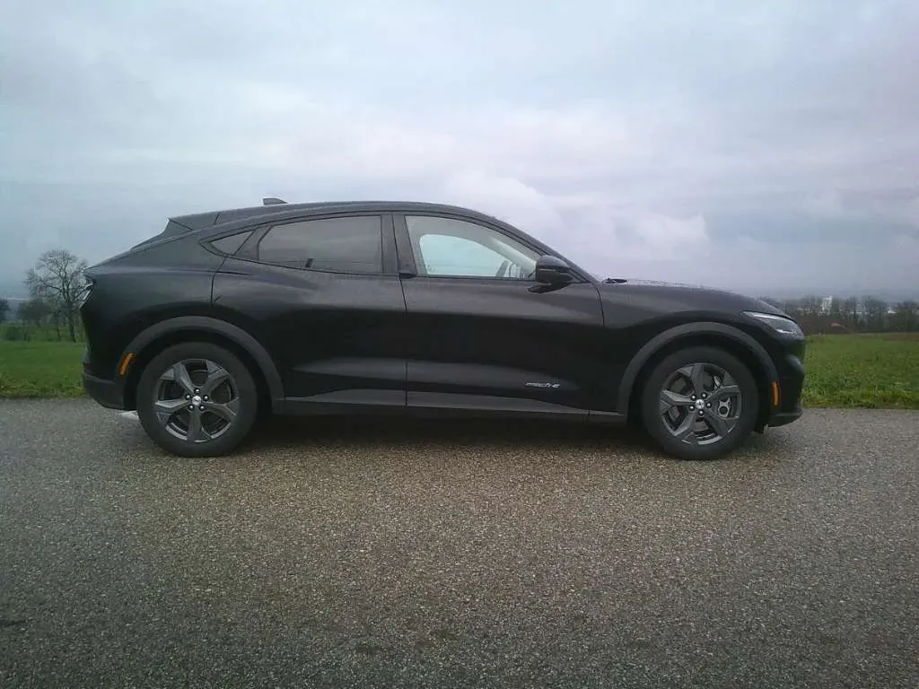 Ford Mustang Mach-E 2023 photo 2