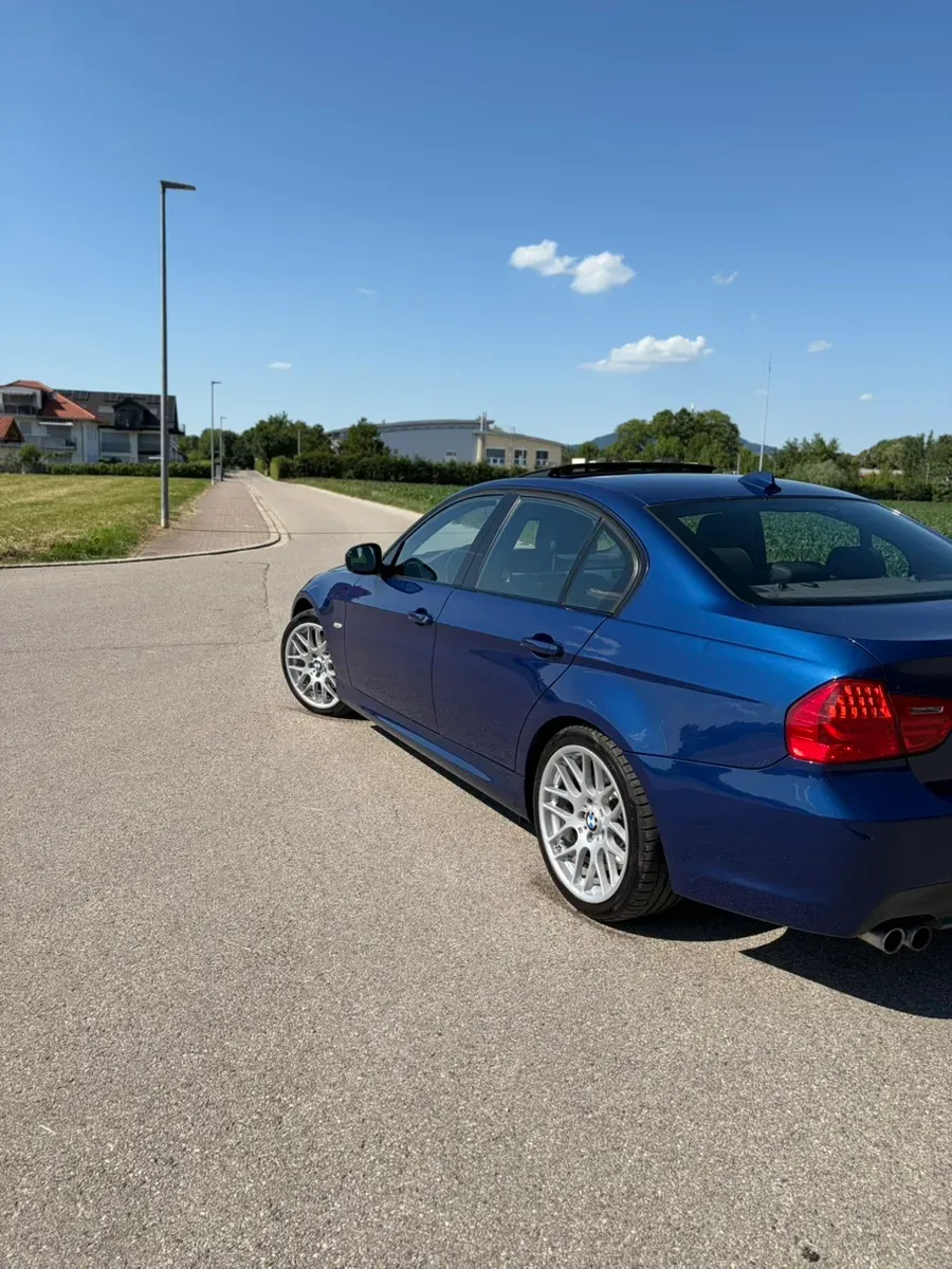 BMW 3 Series 2010 photo 2