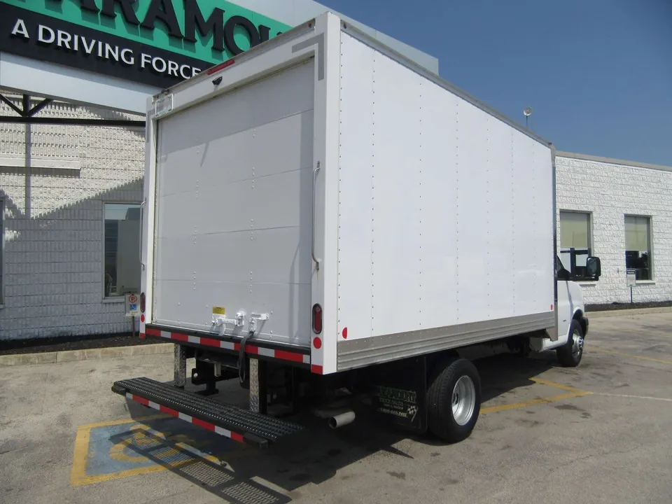 Chevrolet Express 3500 2024 photo 3