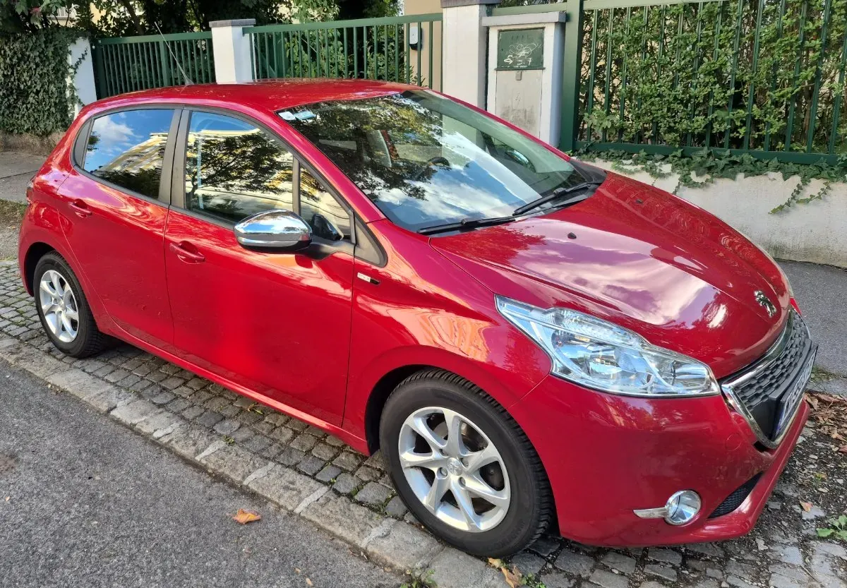 Peugeot 208 2015 photo 2