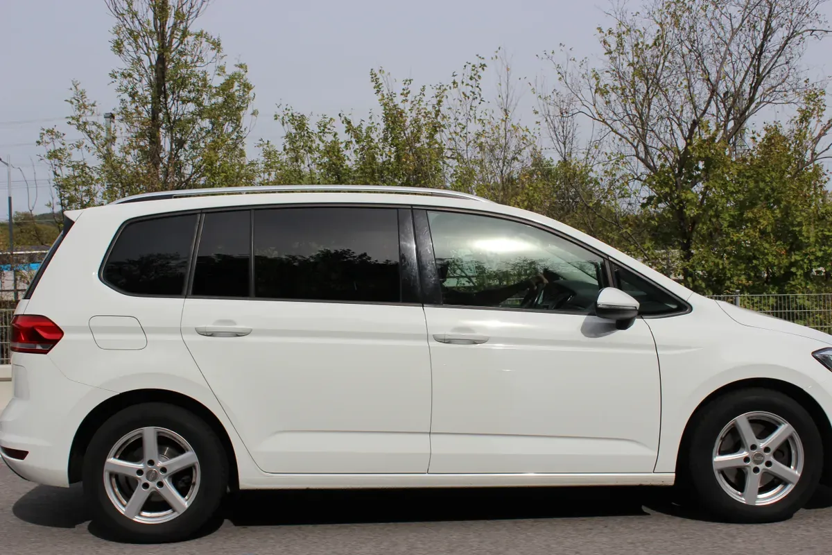 Volkswagen Touran 2017 photo 2