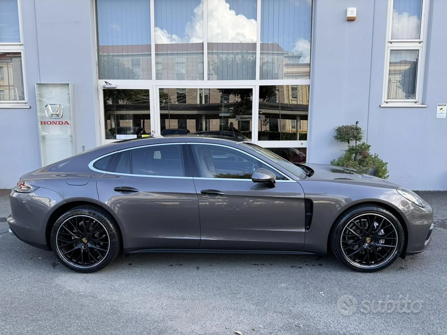Porsche Panamera 2018 photo 2