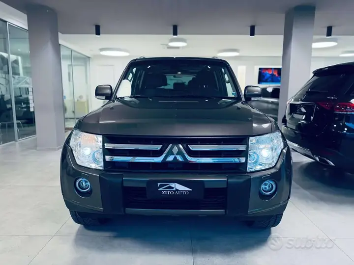 Mitsubishi Pajero 2011 photo 2