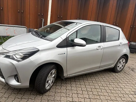 Toyota Yaris 2017 photo 2