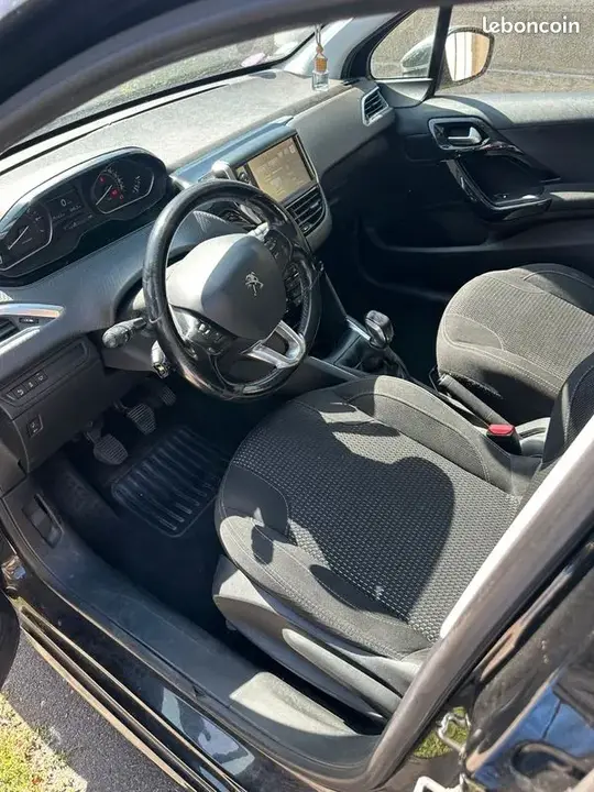 Peugeot 208 2016 photo 2