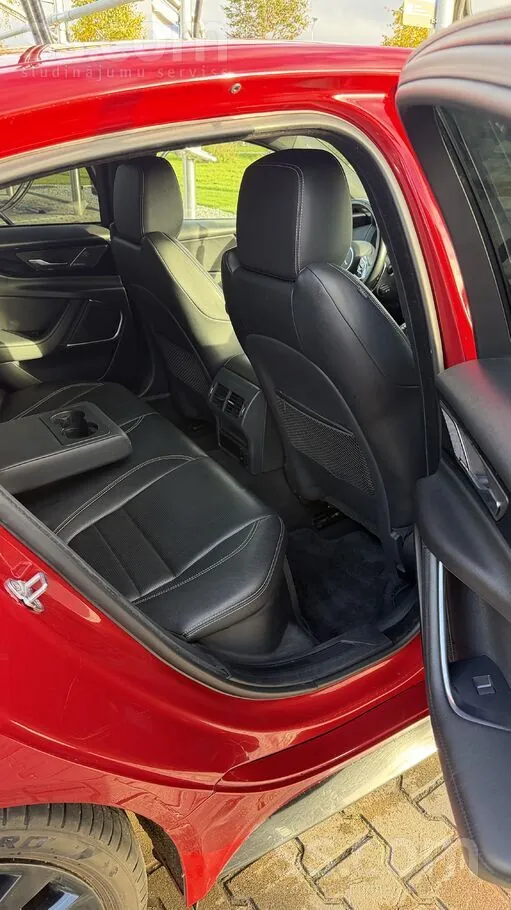 Jaguar Xe 2021 photo 5