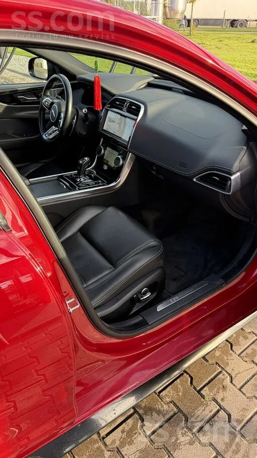 Jaguar Xe 2021 photo 4
