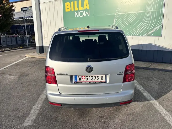 Volkswagen Touran 2010 photo 2