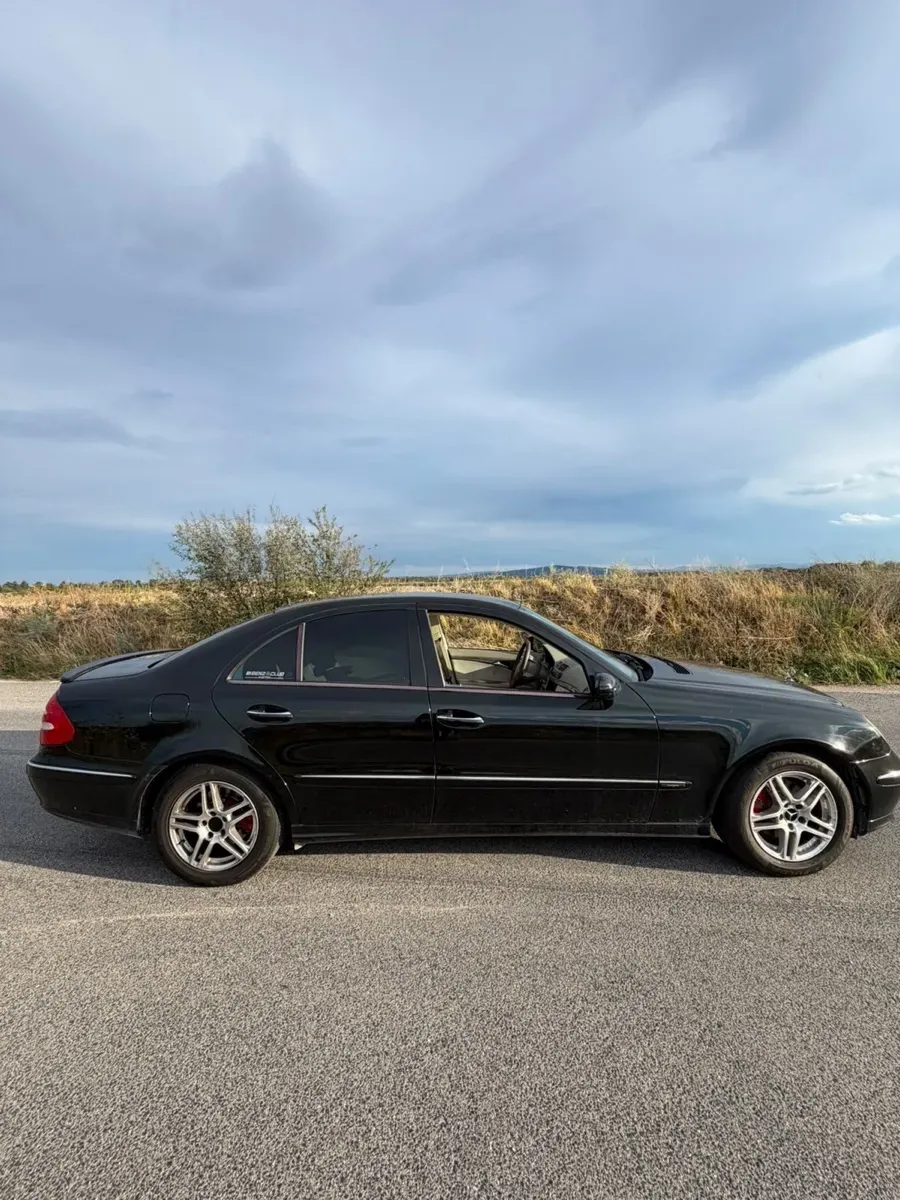 Mercedes-Benz E-Class 2005 photo 2