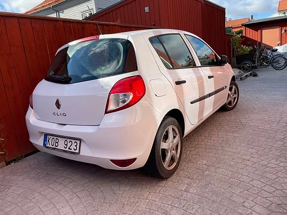 Renault Clio 2010 photo 2
