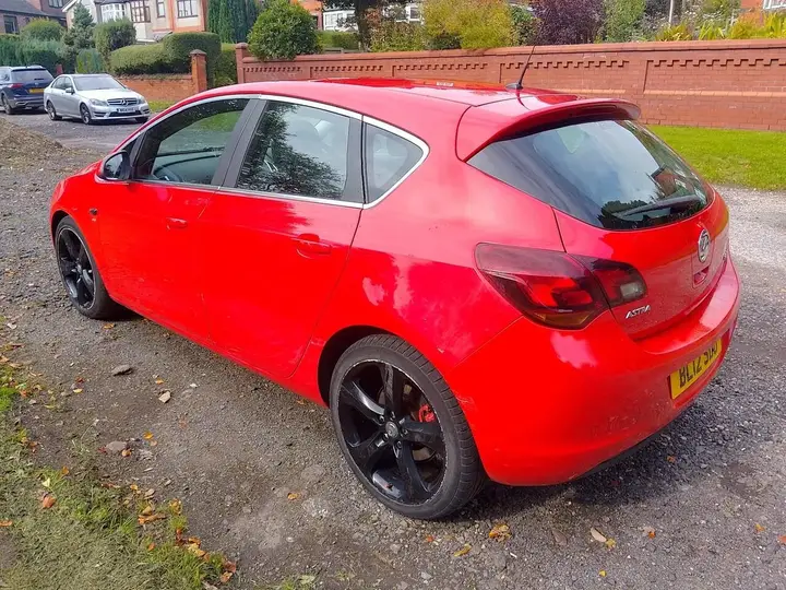 Vauxhall Astra 2012 photo 5