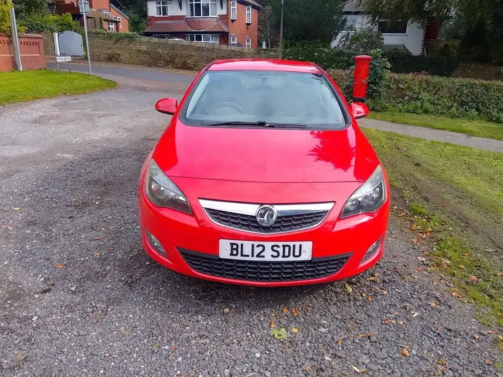 Vauxhall Astra 2012 photo 2