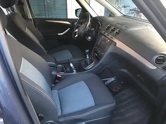 Ford Galaxy 2011 photo 2