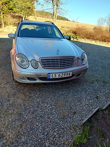 Mercedes-Benz E220 D 2004 photo 2