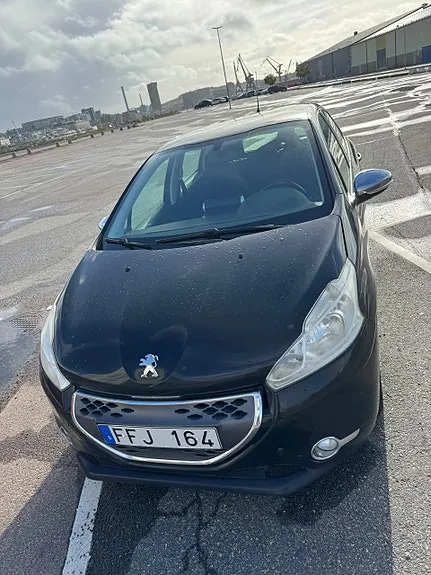 Peugeot 208 2012 photo 2