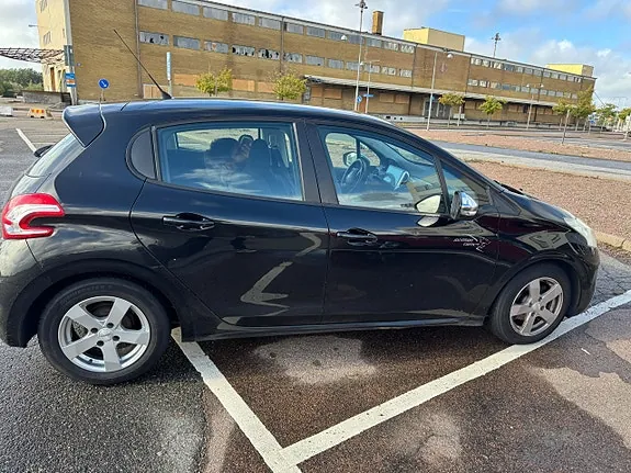 Peugeot 208 2012 photo 4