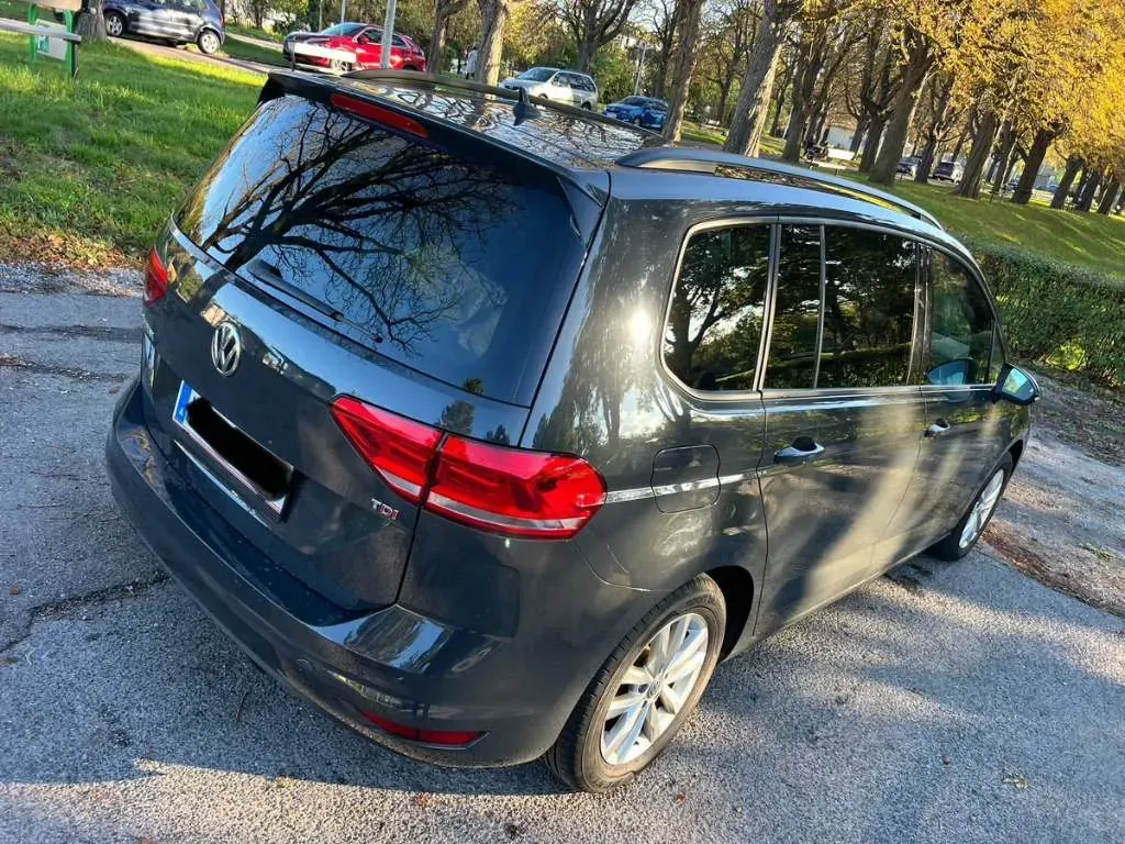 Volkswagen Touran 2017 photo 2