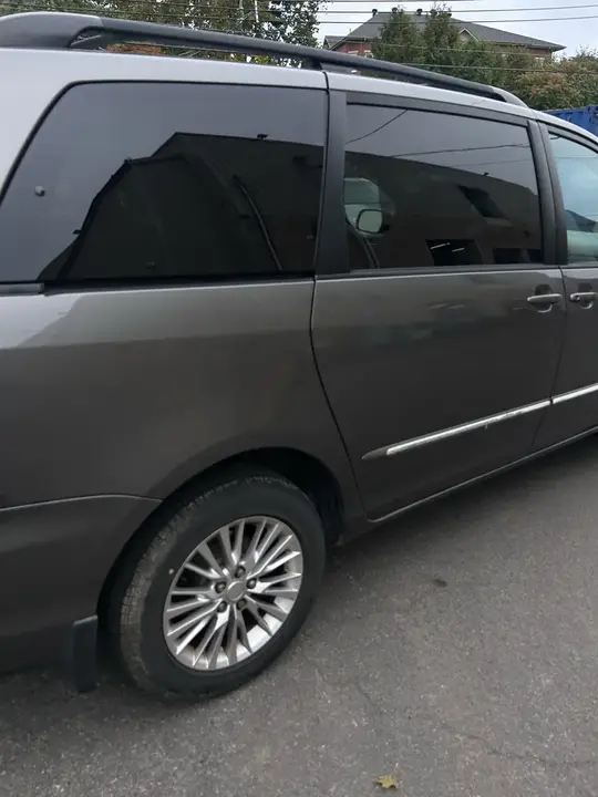 Toyota Sienna 2004 photo 2