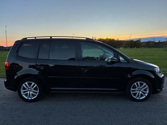 Volkswagen Touran 2012 photo 2
