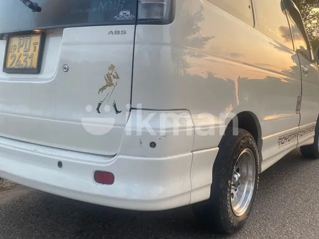 Toyota Noah 2006 photo 2