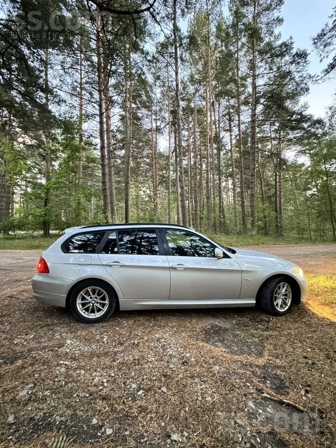 BMW E91 2010 photo 2