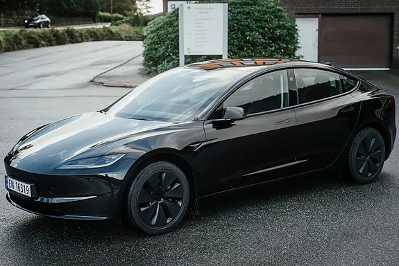 Tesla Model 3 2025 photo 2