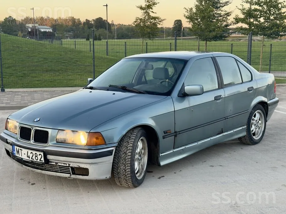 BMW 323