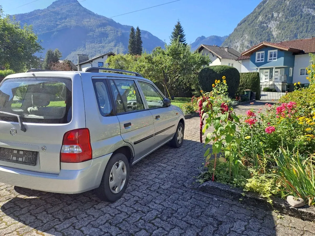 Mazda Demio 2000 photo 2