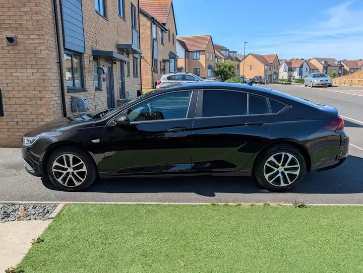 Vauxhall Insignia 2018 photo 2