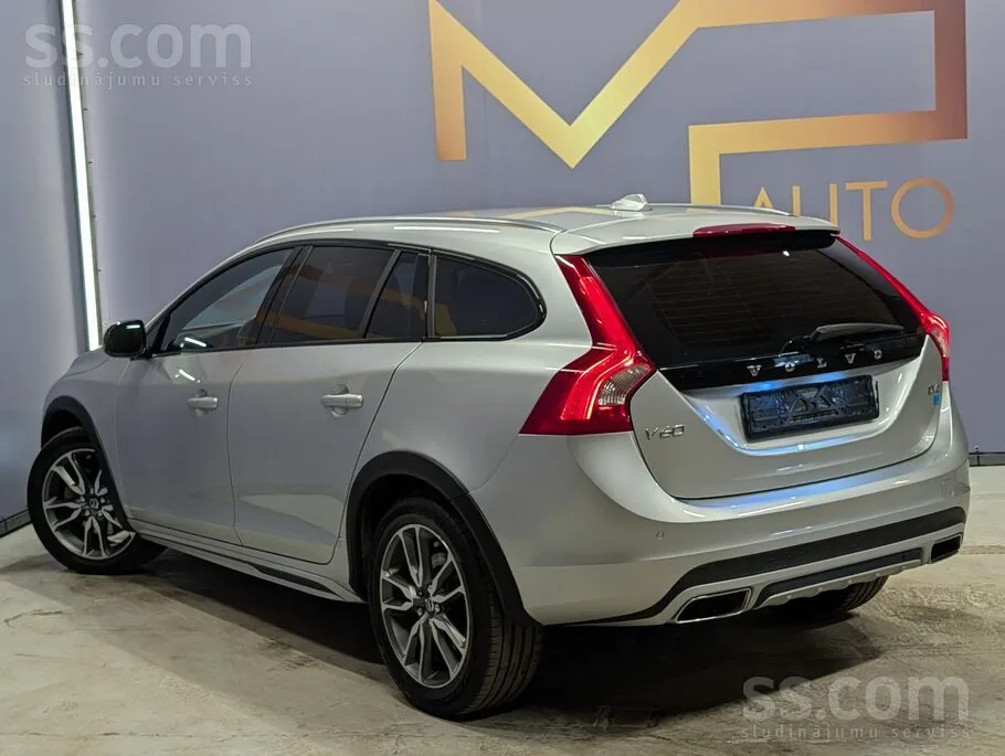 Volvo V60 Cross Country 2016 photo 2